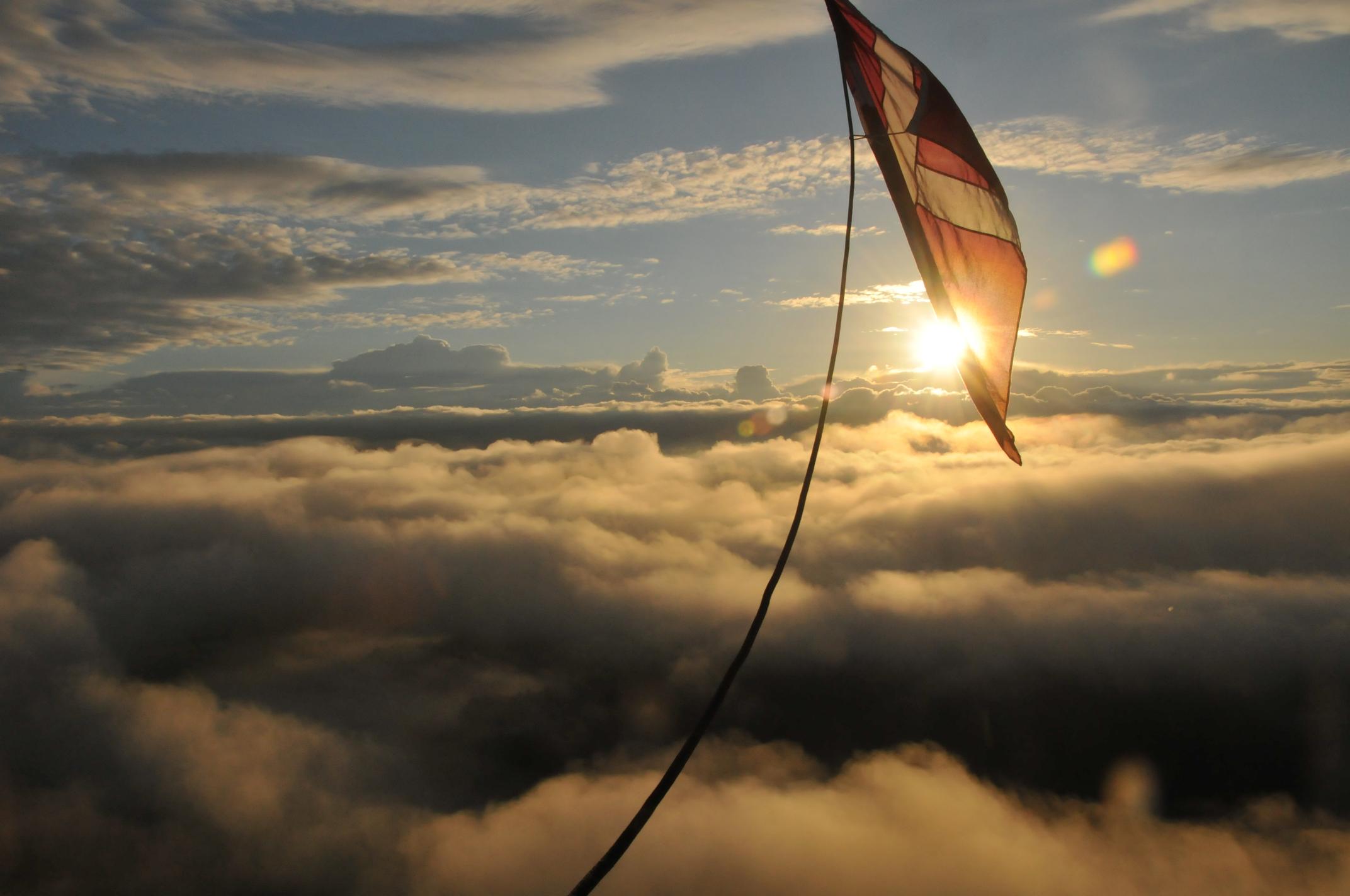 TJO 9176 (Flot billede med flag og sol fra ballon)